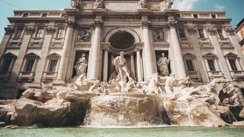 Турист залез в фонтан Треви и стал посмешищем в Сети