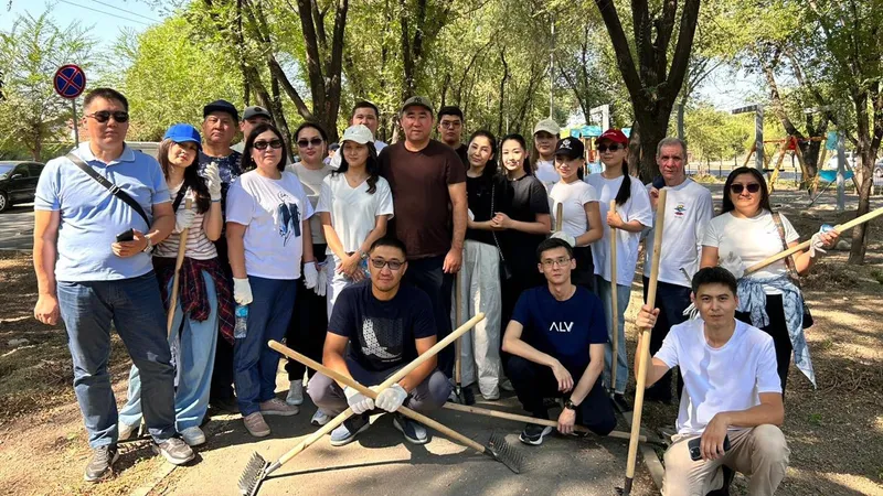 В Алматы прошел масштабный субботник ко Дню Конституции