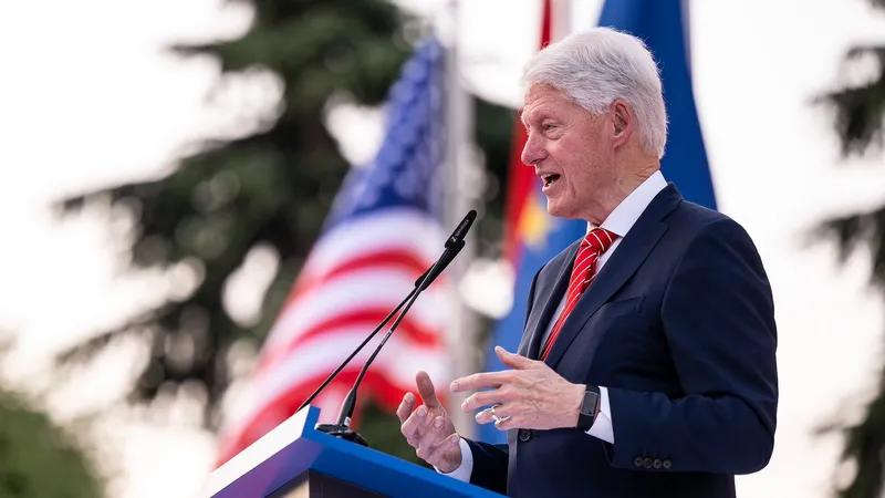 Билл Клинтон перемещается с медицинским прибором для сердца