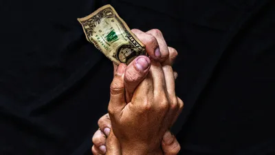 Деньги, руки, проявление жадности, борьба, фото - Новости Zakon.kz от 01.09.2025 05:30