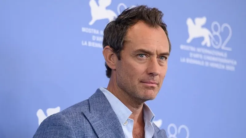 "Кремлевский волшебник" c Джудом Лоу в роли Путина получил неоднозначные оценки критиков