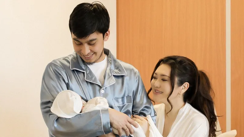 Ерке Есмахан и Raim впервые показали лицо среднего наследника