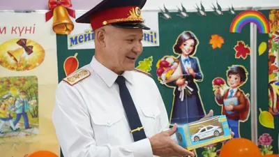 Главный полицейский Алматы поздравил первоклассников с Днем знаний, фото - Новости Zakon.kz от 01.09.2025 12:47