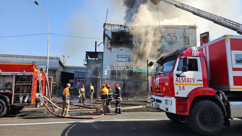В Алматы тушат крупный пожар в трехэтажном СТО