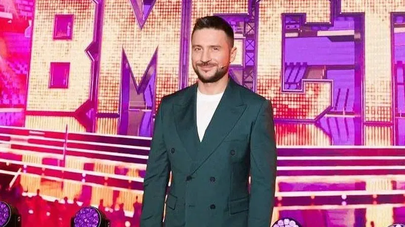 Сергей Лазарев отвел в школу своих детей, рожденных с помощью суррогатного материнства