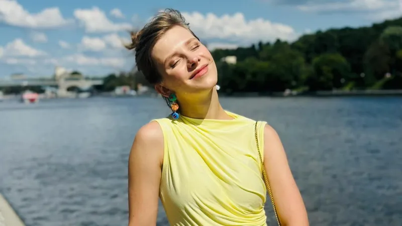 Лиза Арзамасова умилила поклонников снимком своего беззаботного школьного лета