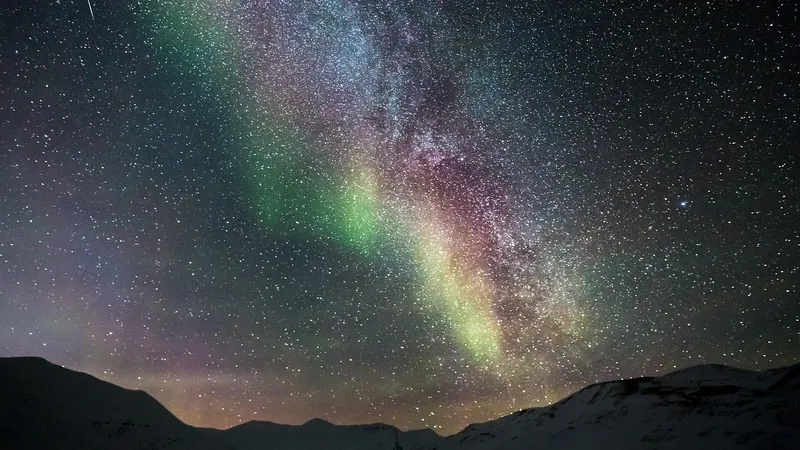 Над Россией вспыхнули мощные полярные сияния