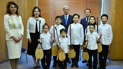 министр культуры и информации РК Аида Балаева, президент РК Касым-Жомарт Токаев, китайские школьники, фото - Новости Zakon.kz от 02.09.2025 16:27