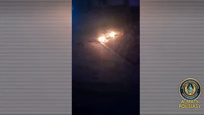 кадр видео полиции Алматы с горящей одеждой, фото - Новости Zakon.kz от 03.09.2025 11:26