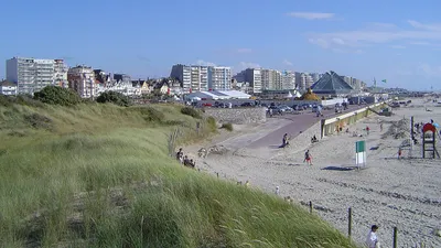 Макрон и его супруга продали дорогую виллу в курортной коммуне, фото - Новости Zakon.kz от 03.09.2025 18:46