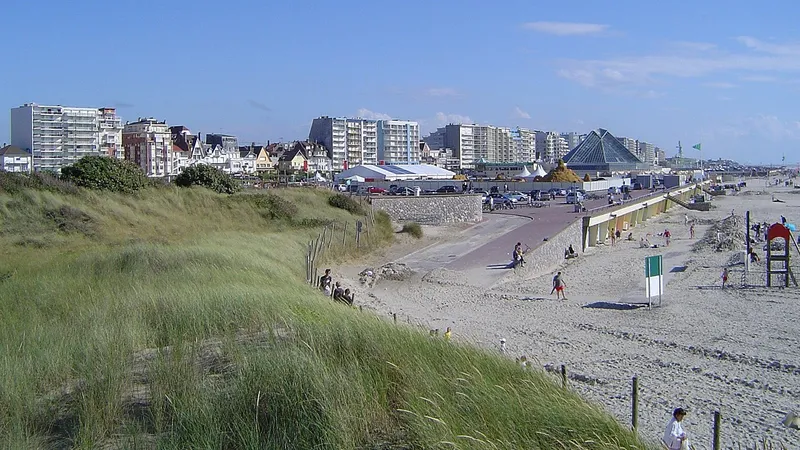 Макрон и его супруга продали дорогую виллу в курортной коммуне