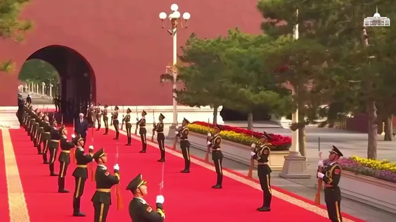 Токаев прибыл на площадь Тяньаньмэнь в Пекине