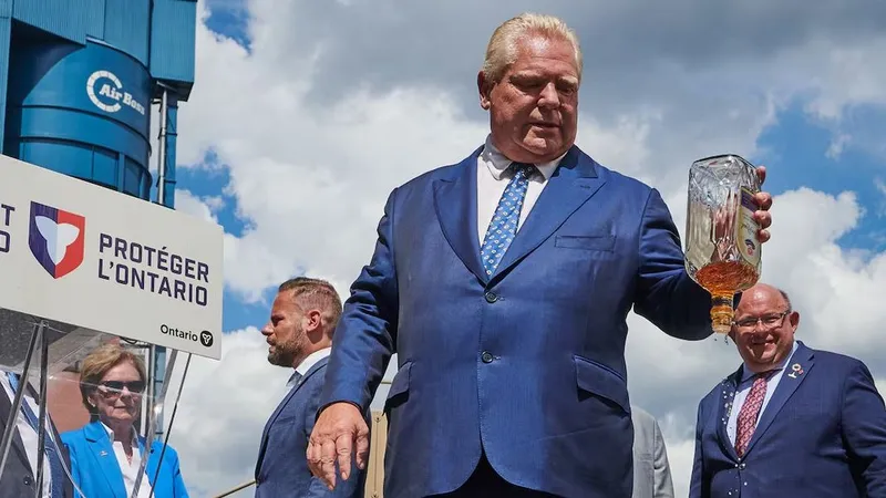 Канадский чиновник устроил скандал перед журналистами и вылил бутылку виски