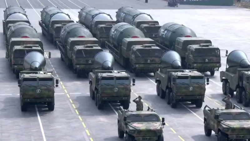 Китай продемонстрировал ядерную военную технику на параде в Пекине