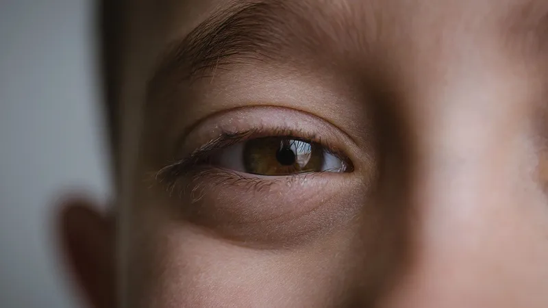 Учеба без напряжения: о пользе ночных линз для школьников рассказала офтальмолог