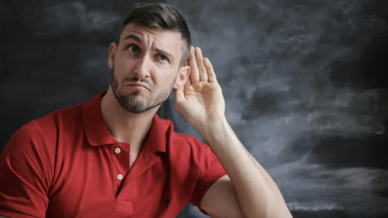 К чему горят уши: народные приметы и мнение врачей