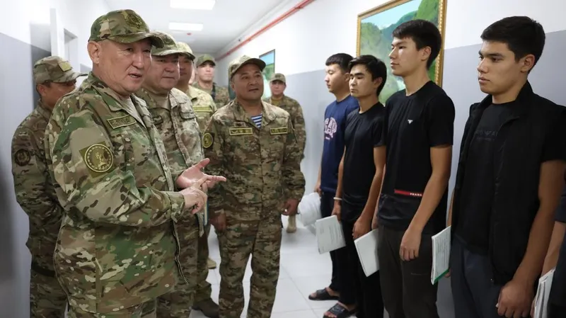 Министр обороны проверил боевую готовность и условия службы в Шымкентском гарнизоне