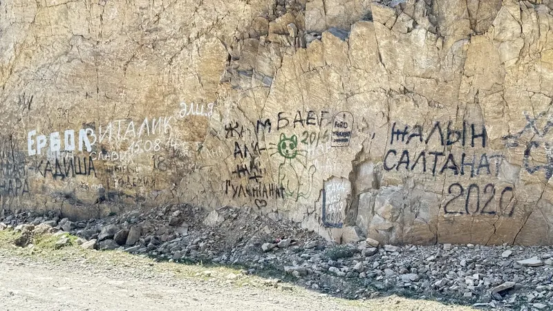 Житель Усть-Каменогорска предлагает увеличить штрафы за скальный вандализм