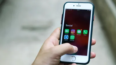 телефон в руке, фото - Новости Zakon.kz от 04.09.2025 11:08