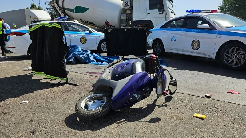 В Алматы 54-летняя мопедистка погибла в страшном ДТП с бетономешалкой