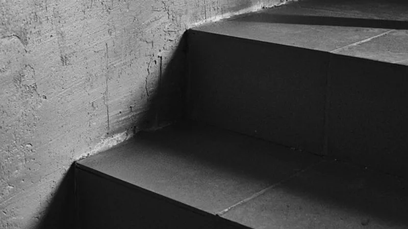 Потолок обвалился в жилой двухэтажке в Актобе