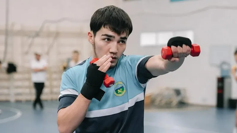 Казахстанский боксер удивил соперника ударом на чемпионате мира-2025