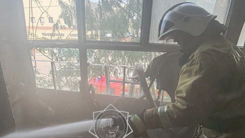 20 человек эвакуировали при пожаре в жилом доме Тараза