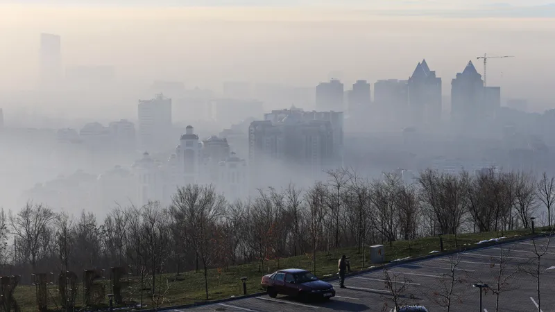 Жителей Алматы предупреждают о повышенном загрязнении воздуха