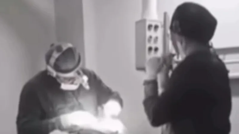 Танцующая во время операции ассистентка хирурга возмутила соцсети