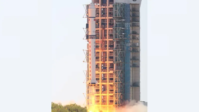 Китай запустил ракету и вывел три спутника на орбиту