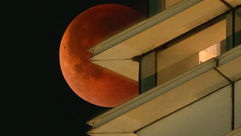 "Спектакль на небе": фото затмения от Дмитрия Доценко покорили Казнет