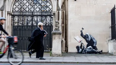 Бэнкси могут раскрыть из-за его граффити на здании суда, фото - Новости Zakon.kz от 09.09.2025 00:35