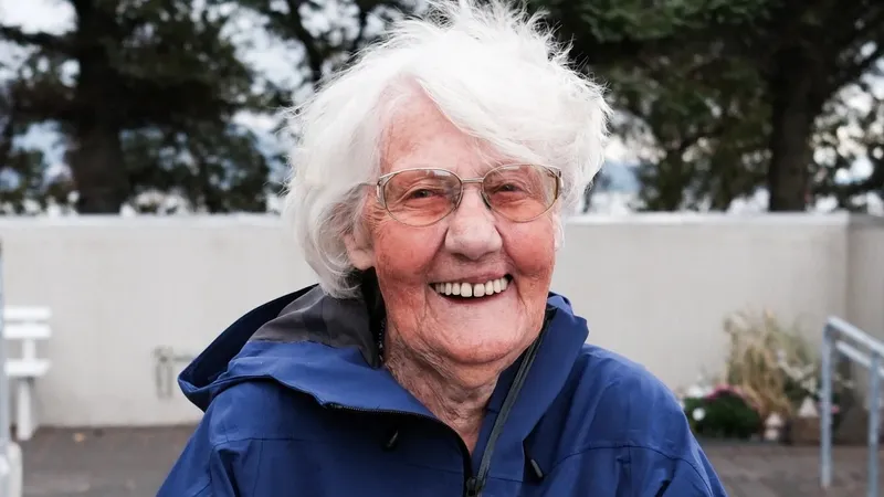 99-летняя женщина стала лицом исландской марки одежды