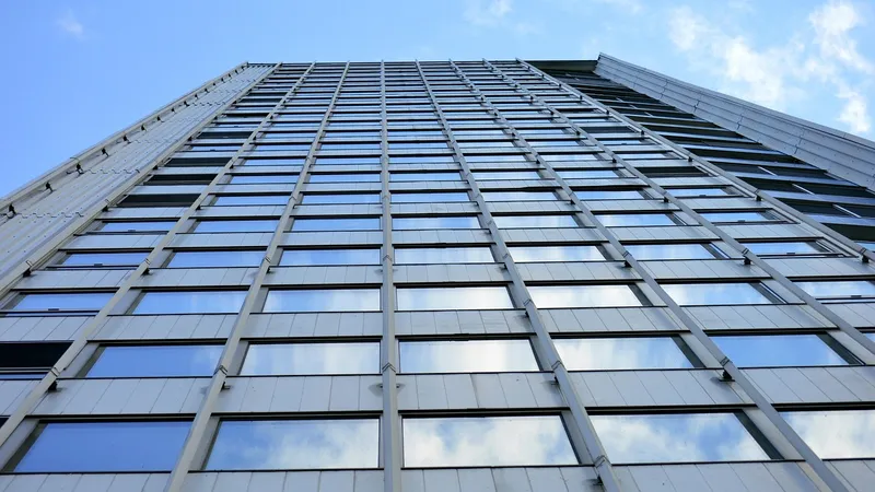 Парень погиб, выпав с балкона ЖК в Алматинской области