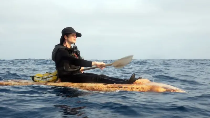 Американец сделал заплыв на лодке из грибов