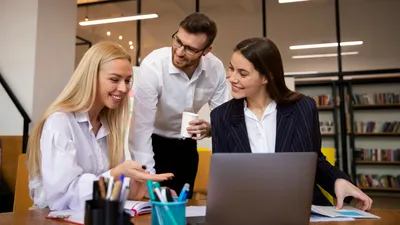 офисная работа , фото - Новости Zakon.kz от 09.09.2025 19:23