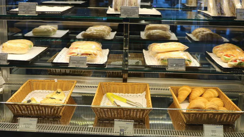 Без медосмотра и санитарных книжек работали сотрудники кафе в Костанайской области