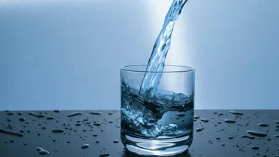 воду льют в стакан, фото - Новости Zakon.kz от 09.09.2025 09:27