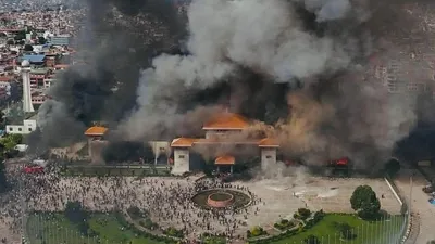 горящее здание Парламента в Непале, фото - Новости Zakon.kz от 09.09.2025 17:54