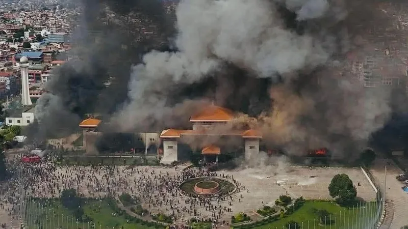 Жесткие протесты из-за запрета соцсетей, отставка президента: что происходит в Непале