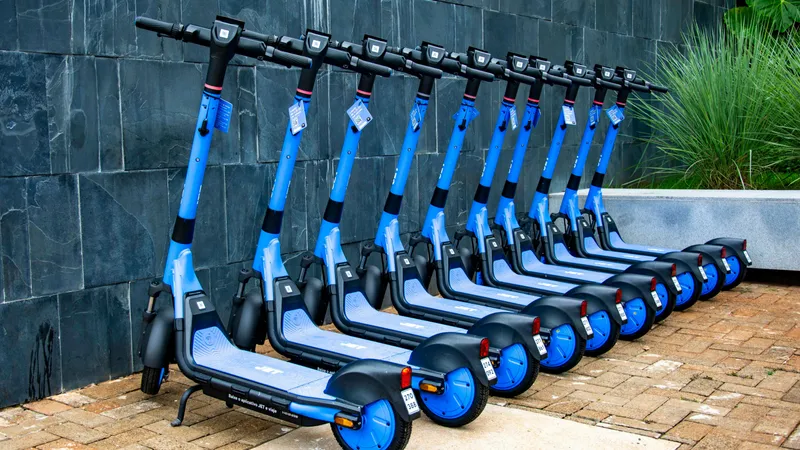 В Алматы самокаты сотнями вывозят на штрафстоянки