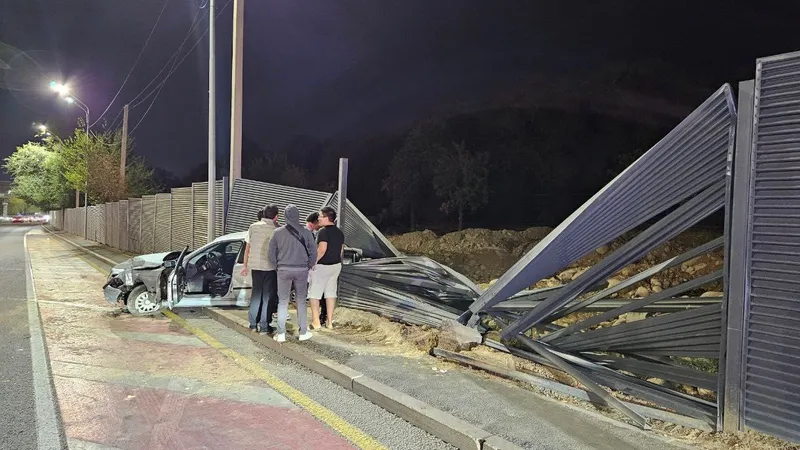 В Алматы на аль-Фараби BMW с молодыми людьми влетел в забор стройплощадки