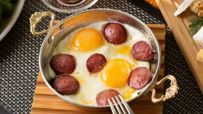 яичница с колбасой, фото - Новости Zakon.kz от 09.09.2025 10:24