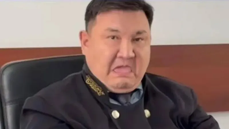 Судья по делу замакима Шымкента показал язык журналистке: вынесено решение комиссии