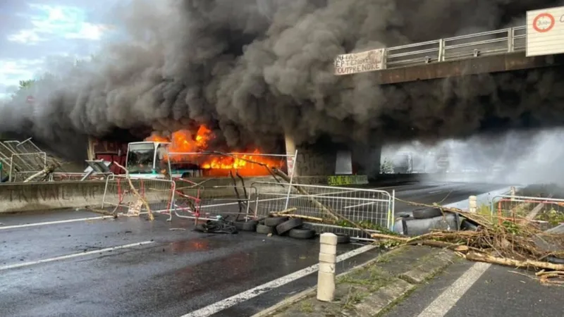 "Заблокируем все!": массовые протесты охватили Францию
