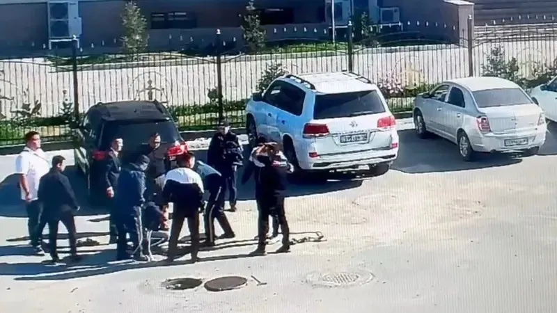 В Сети появились фотографии полицейских, которые спасли рабочих из смертельной ловушки