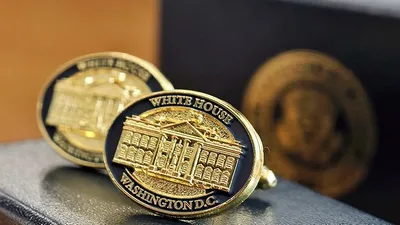 Трамп подарил Лукашенко запонки, фото - Новости Zakon.kz от 12.09.2025 04:14