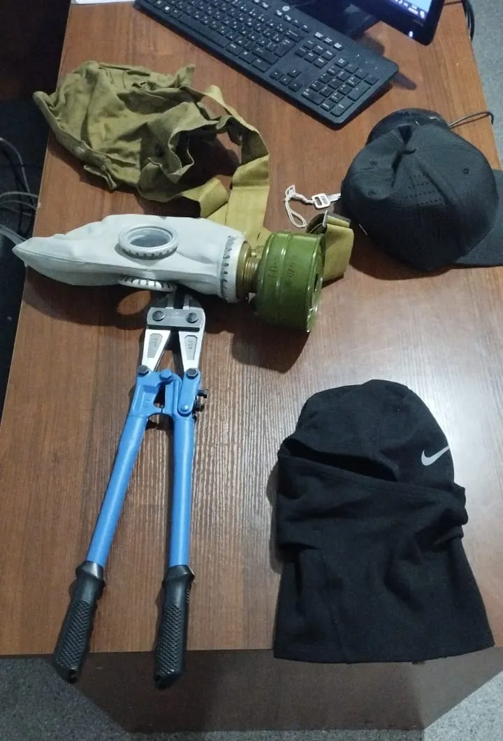 противогаз, кепка, балаклава, кусачки, фото - Новости Zakon.kz от 11.09.2025 09:23