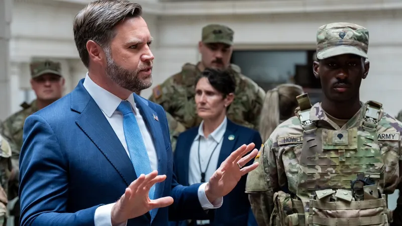 Чарли Кирк: вице-президент США понес гроб с телом активиста