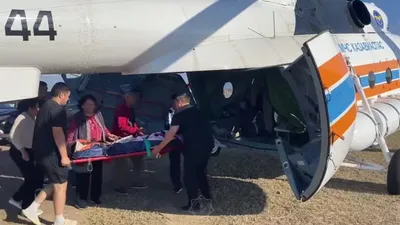 пациента экстренно доставили вертолетом в больницу, фото - Новости Zakon.kz от 12.09.2025 21:50